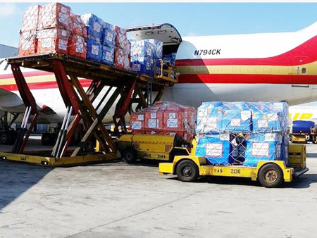 100 tấn thiết bị đã được chuyển đến Tây Phi